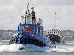 ID 4375 BUSBY (1963) - one of the old-timers of the Ports of Auckland tug fleet leads HAMAL in the charge to the first mark of the 168th Auckland Anniversary Day Regatta tug race.